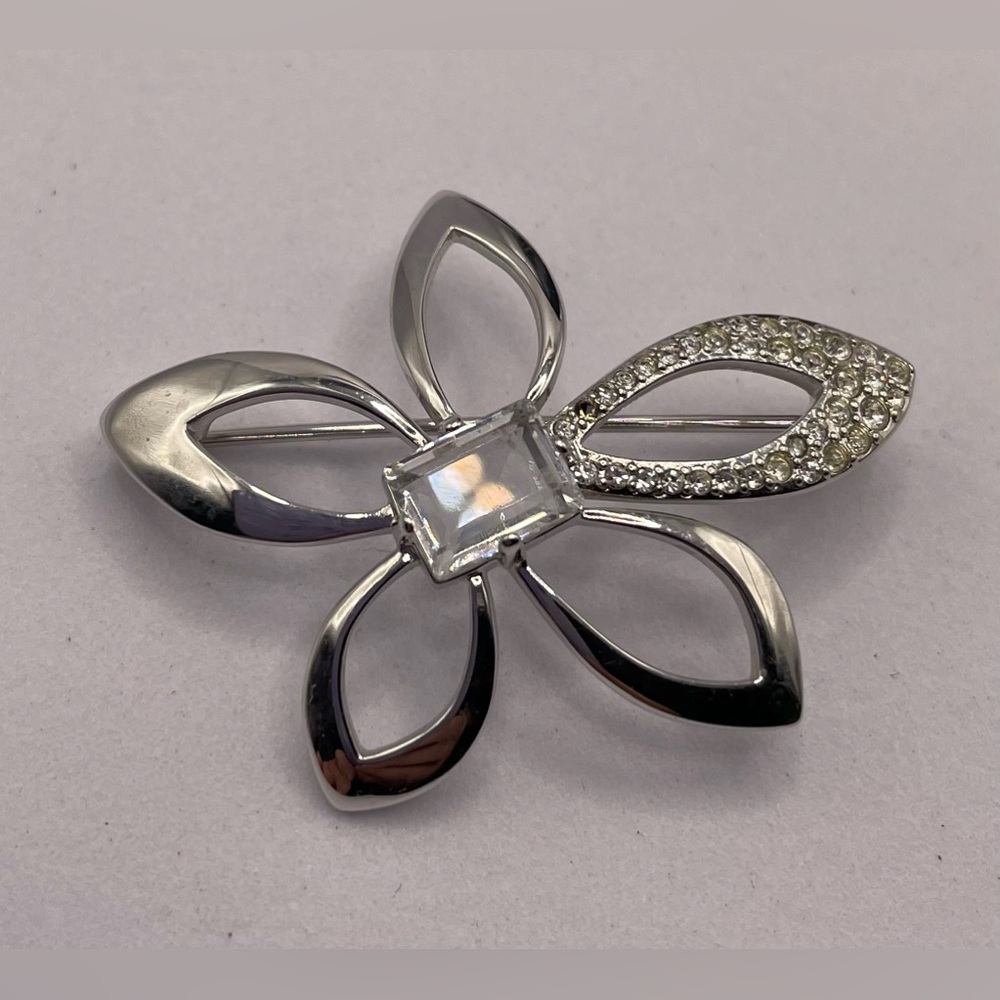 Signed Swarovski Silver Tone Clear Crystal Open Star Flower Brooch Pin